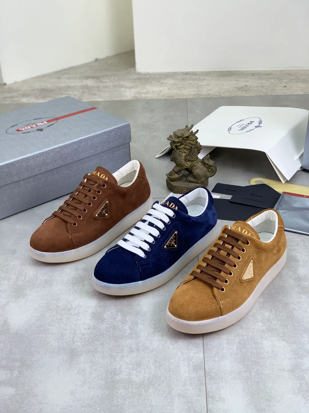 Men's shoes 💰P540💰【New model】The hot model is on the official website, 🆘 The trendy brand (Prada) mainly promotes the hot model, the avant-garde and versatile fashion men's shoes are privately modeled, the cowhide surface is spliced 1:1.. The fashion is simple, the original imported cowhide lining and the cowhide feet; the atmosphere and personality are more fashionable, eye-catching and pursuing class. It will subvert the old idea and be a must-have for fashion trendsetters with you! Must keep it for yourself! Tall and comfortable, large and low, high-end quality workmanship. Size: 38-45; 3️⃣colors available.
